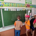 Второй день в лагере прошёл с пользой. Ребята зарабатывают жетоны за участие в играх, конкурсах и за помощь взрослым. Так сегодня состоялась интеллектуальная викторина "Клуб знатоков", в которой победила команда "Летняя перезагрузка". А после киноурока "О чем мечтают медведи" ребята решили помочь взрослым в наведение порядка на школьном дворе